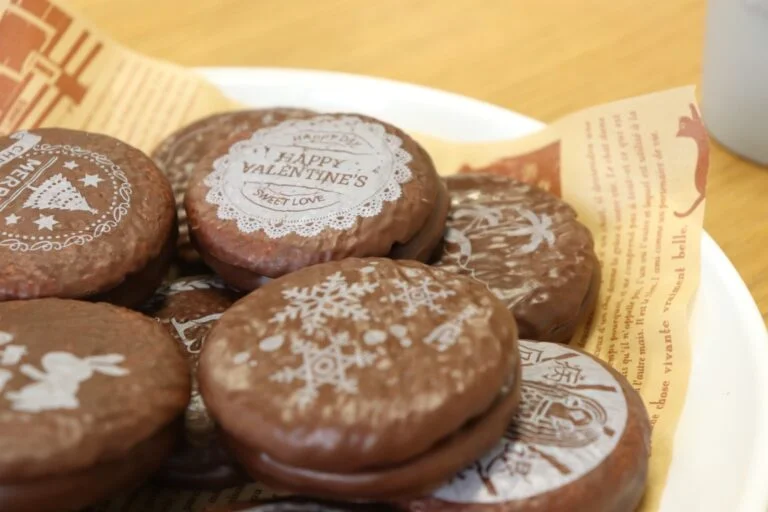 季節デザインの丸型チョコ